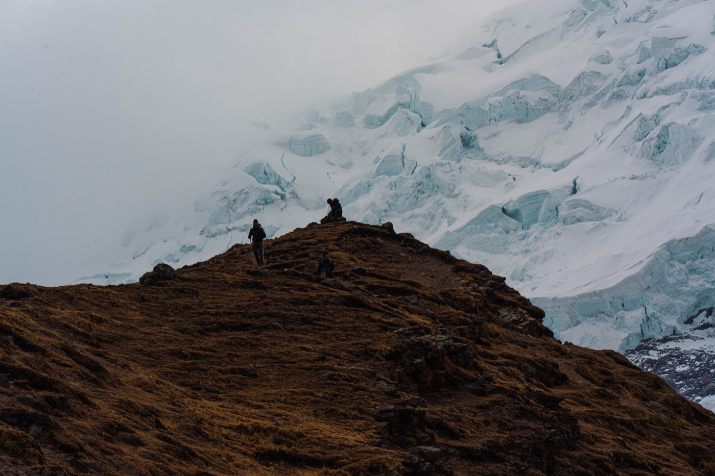 Participantes se detienen sobre una cresta frente a un gran glaciar.