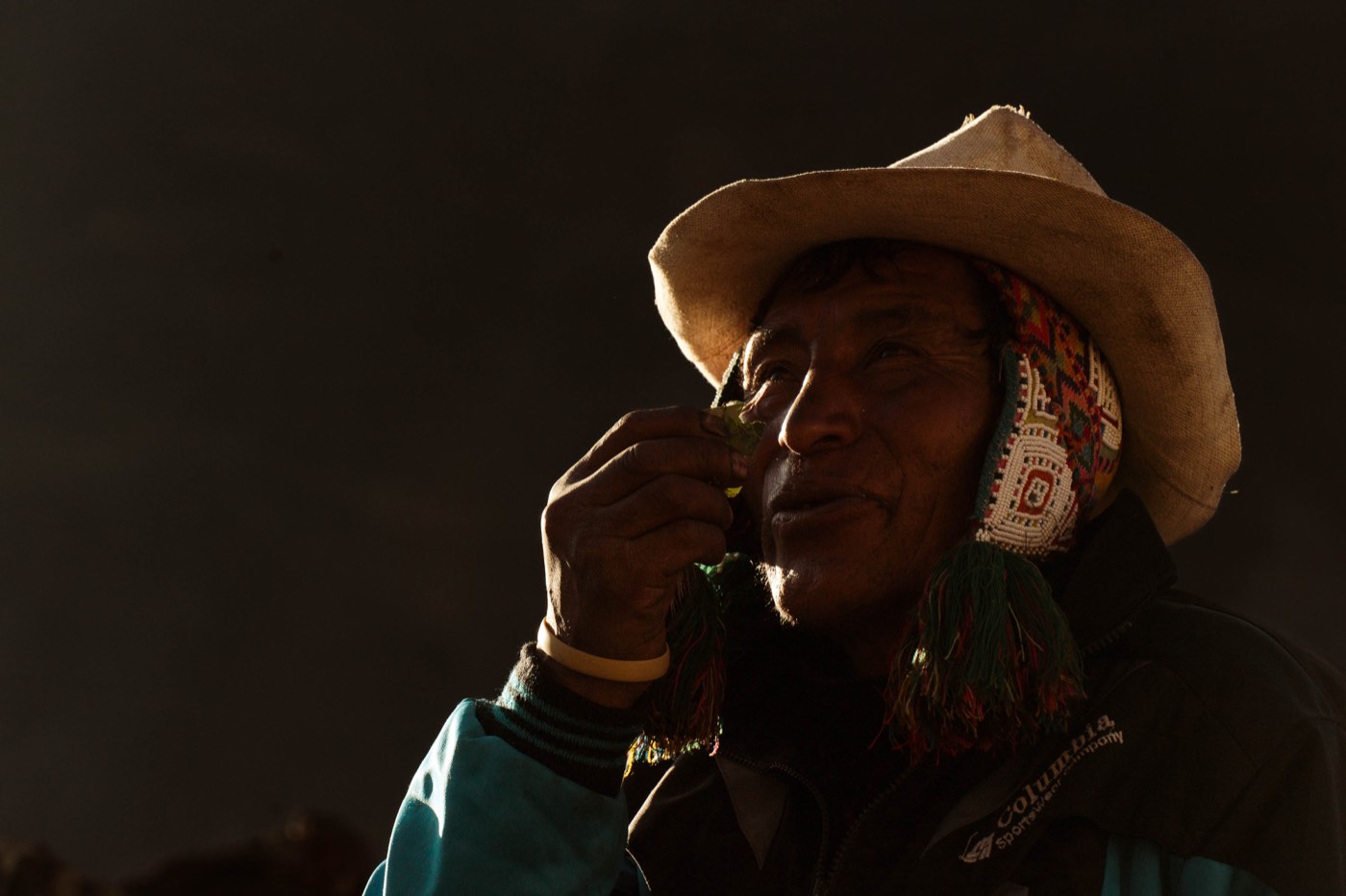 Retrato de un hombre mayor Q’ero iluminado de perfil.