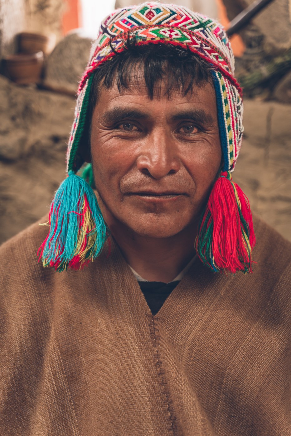 Retrato de un hombre Q’ero con un chullo tradicional de colores.