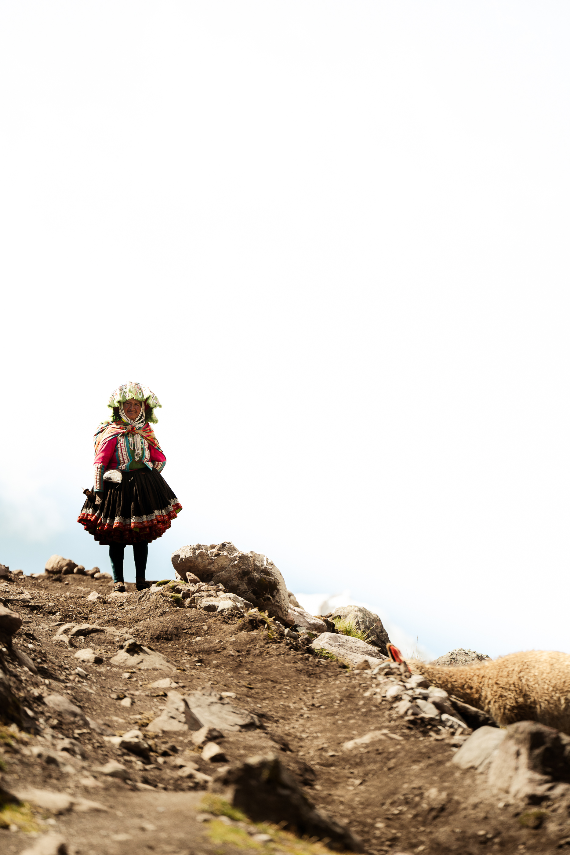 Mujer en un sendero de montaña