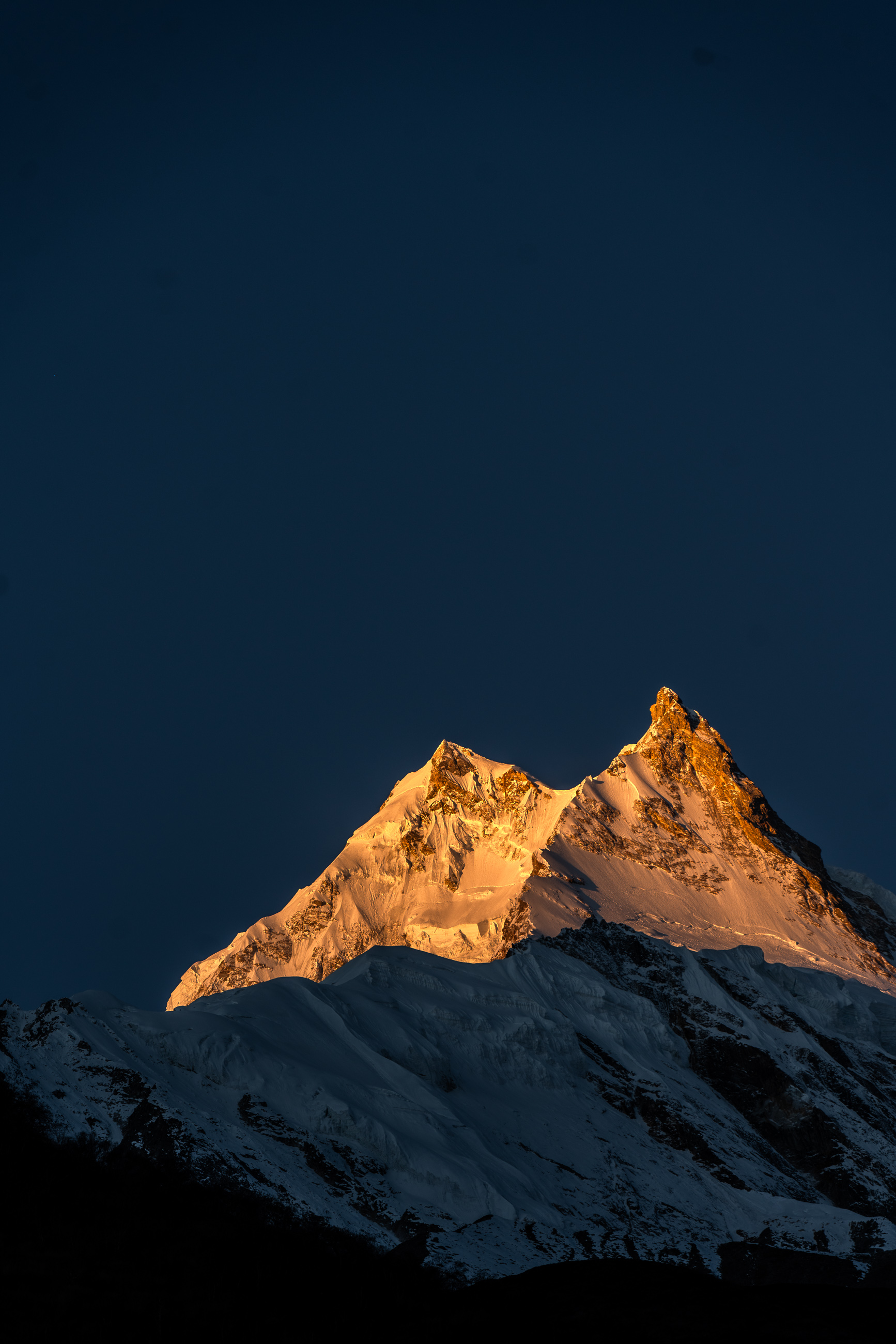 Cumbre del Manaslu con luz dorada